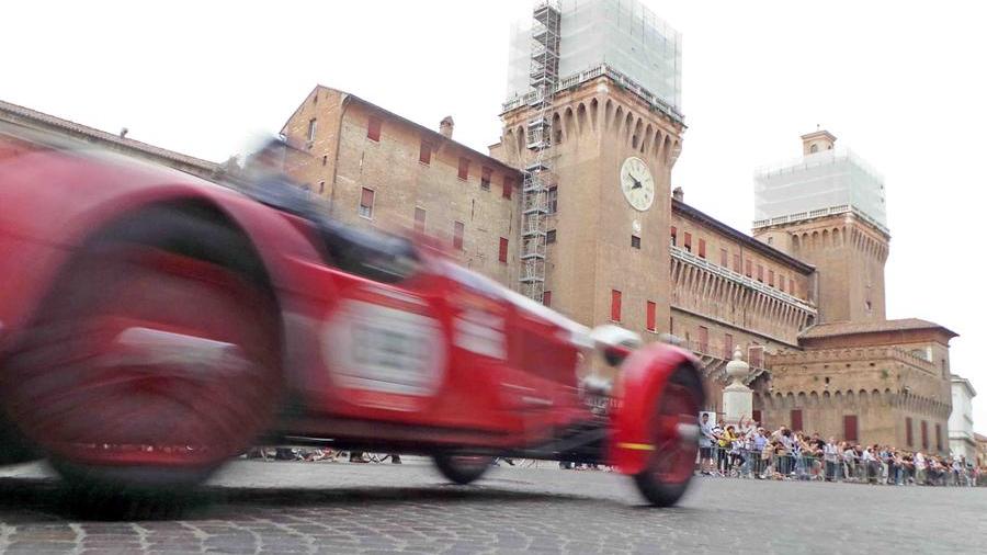 La 1000 Miglia “tocca” Ferrara, i bolidi d’epoca sotto il Castello il 13 giugno