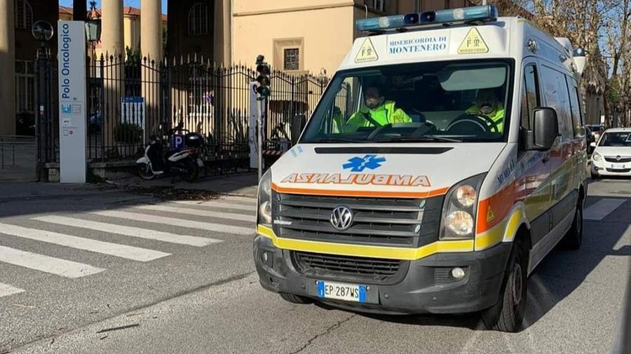 Un'ambulanza della Misericordia di Montenero in arrivo all'ospedale (foto d'archivio)