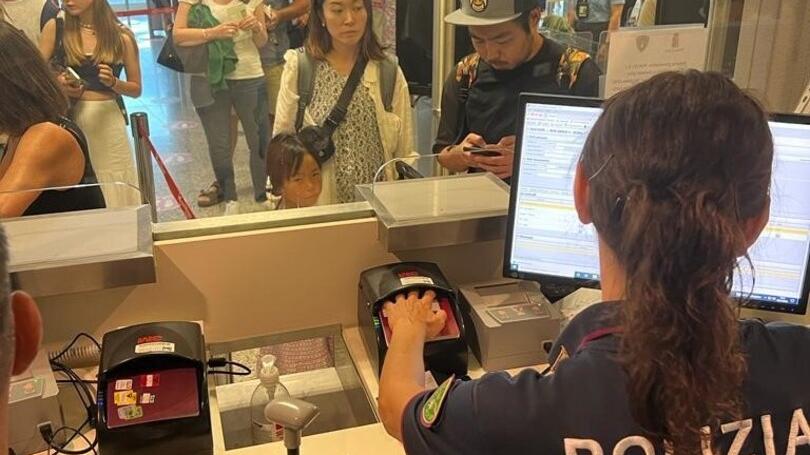Olbia, turista inglese perde il passaporto: costretto a passare la notte in aeroporto