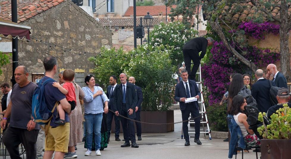 San Pantaleo paese privatizzato: decine di bodyguard, piante e tante luci per proteggere la privacy della cena vip