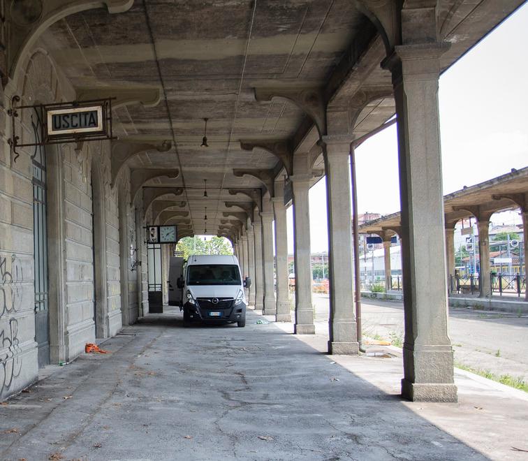 Modena, stazione piccola in abbandono: prove tecniche in vista del restauro