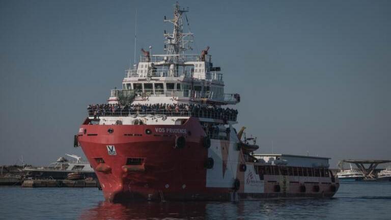Napoli, forze speciali liberano una nave turca sequestrata da migranti
