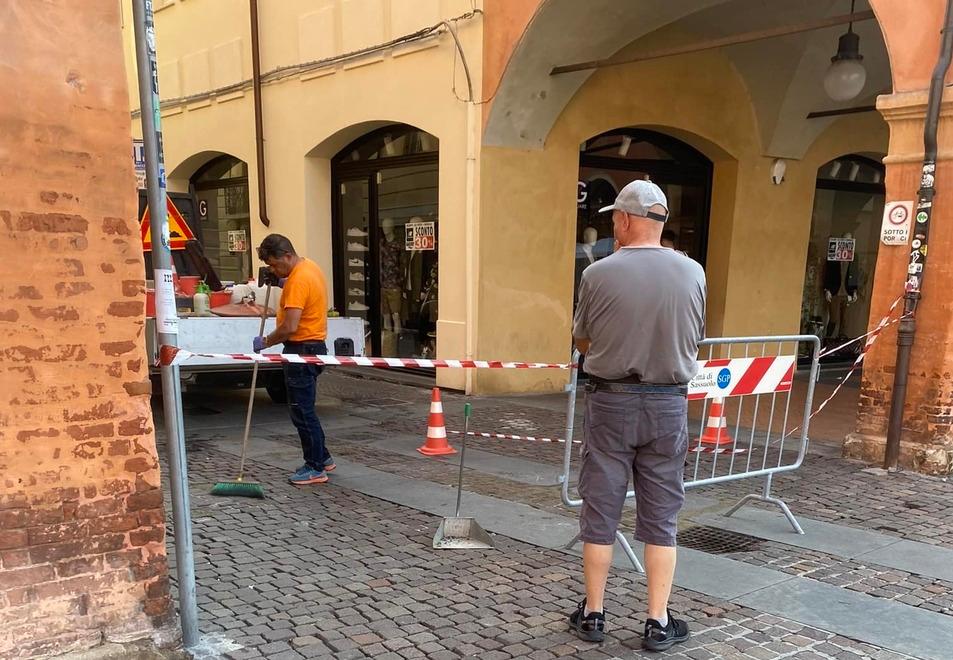 Sassuolo, strada dissestata: 84enne cade e si fa male 