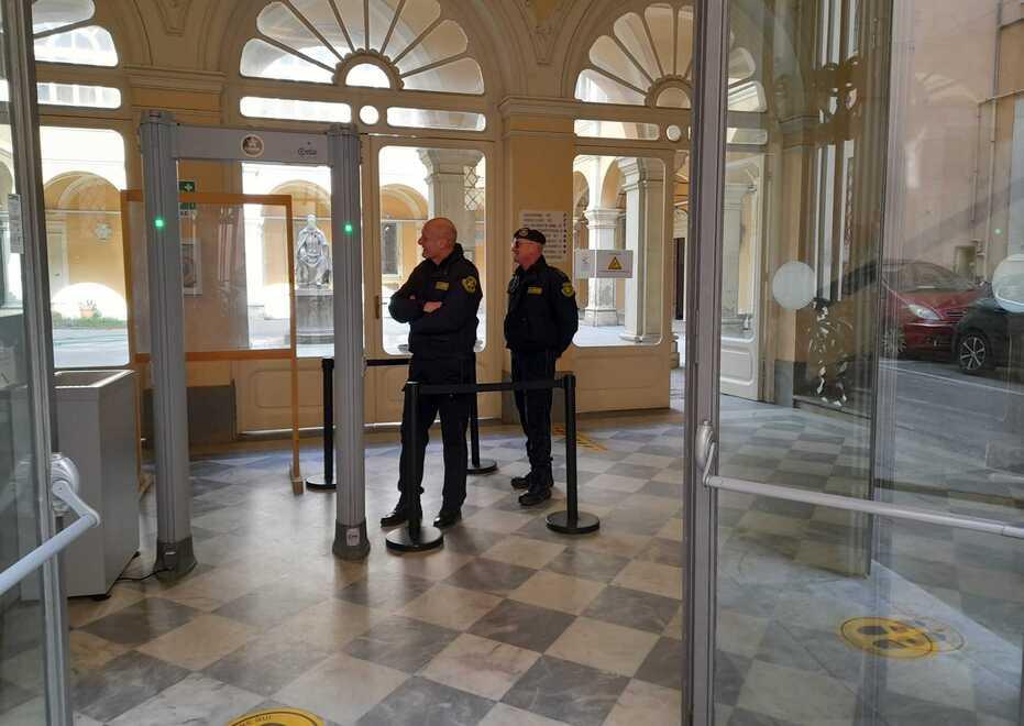 Due guardie giurate all’ingresso del tribunale di Livorno (foto d’archivio)