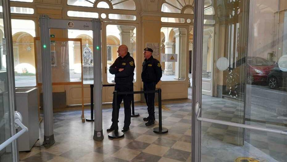 Due guardie giurate all’ingresso del tribunale di Livorno (foto d’archivio)