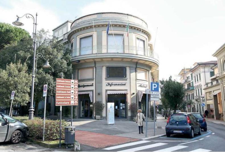 Il punto informazioni turistiche alla “rotonda” di viale Verdi