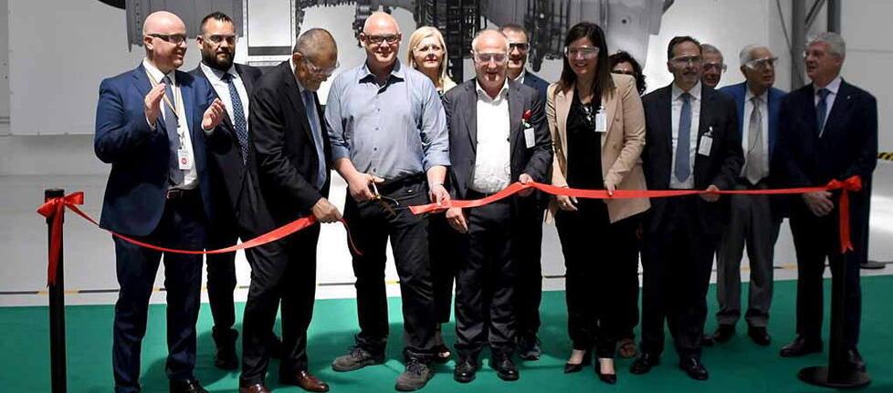 Nella foto il taglio del nastro delle due nuove linee produttive