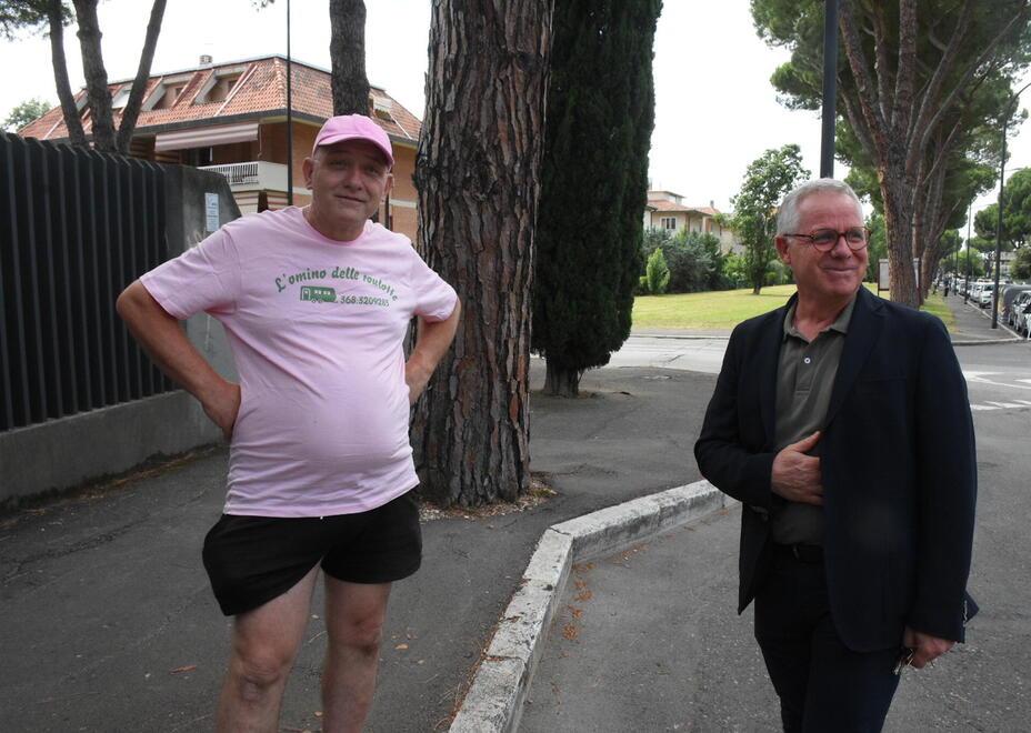 Michele Rossi detto Ape all’entrata in Procura con il suo avvocato Giovanni Livio Sammatrice (foto Agenzia Bf)