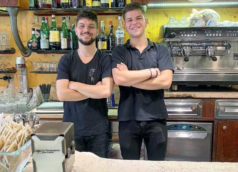 Diego e Matteo Giannellini al bancone del bar La Sirena