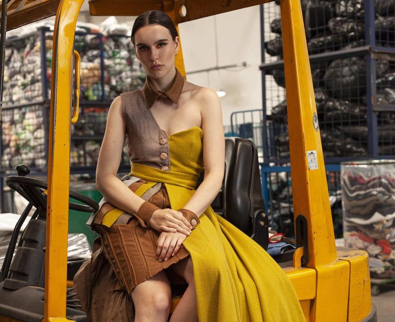 Uno degli abiti della sfilata organizzata nello stabilimento di Comistra