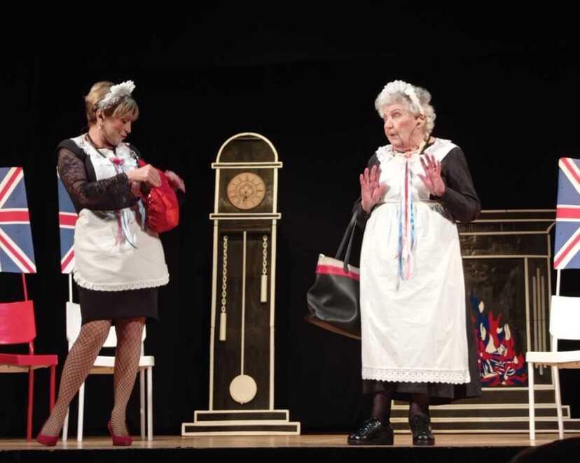 Elide Losso (a destra) sul palcoscenico