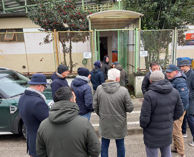 Tifosi e giornalisti in strada durante l’incontro del 22 dicembre scorso con i dirigenti della Pistoiese in cui Mazzotta aveva alzato la voce