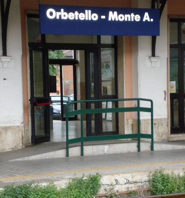 L’ingresso della stazione di Orbetello Monte Argentario (foto Enzo Russo)