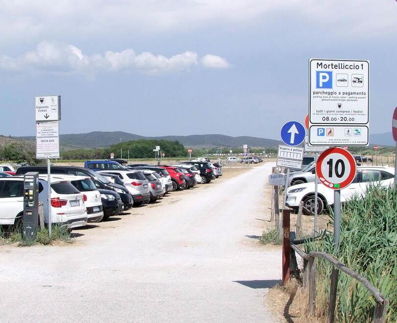 Il parcheggio del Mortelliccio 1 nell’area del Parco della Sterpaia  (foto d’archiviodi Paolo Barlettani)