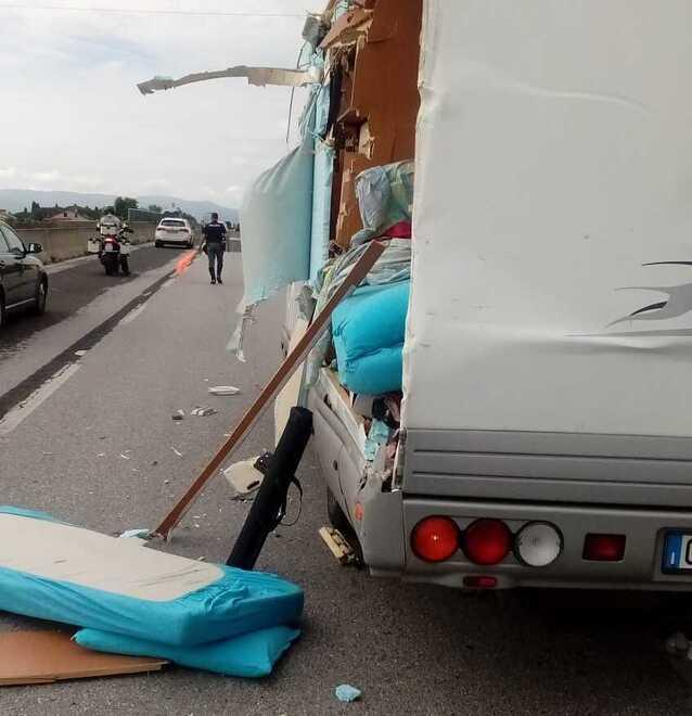 Cecina, incidente sulla Variante Aurelia: camper distrutto