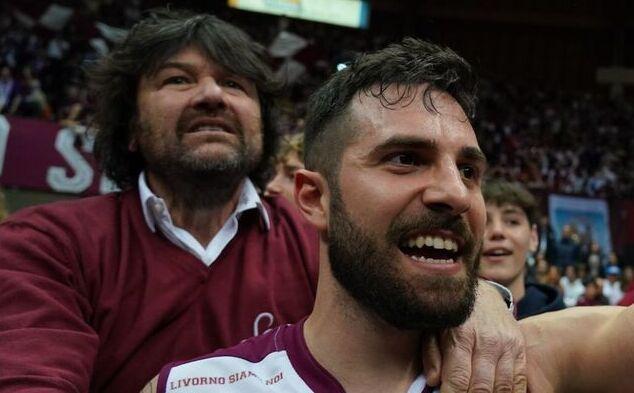 Gianluca Mannucchi, direttore sportivo della Libertas con capitan Forti dopo la vittoria nel derby