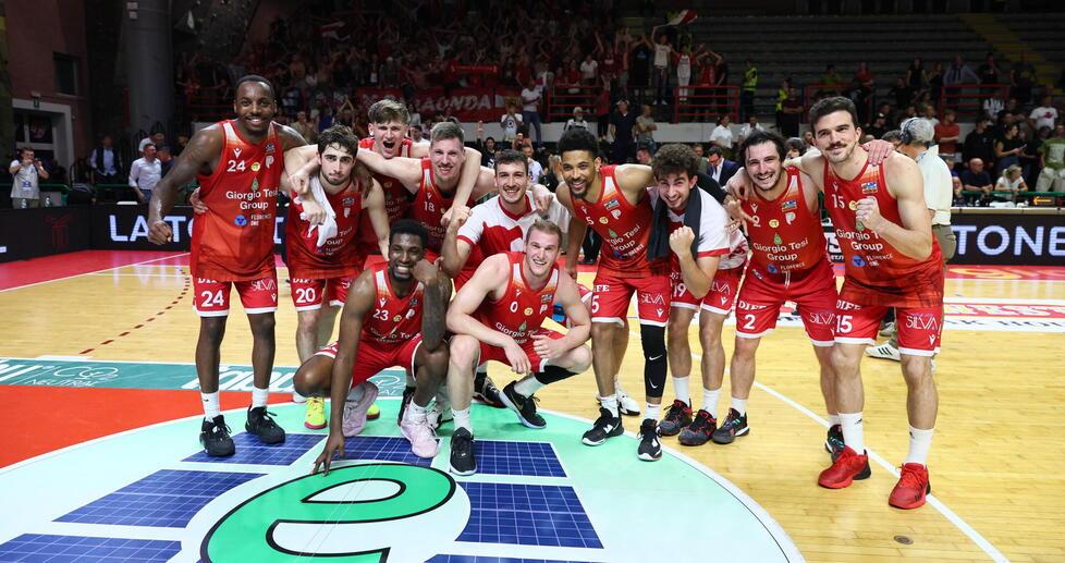 La Tesi dopo la vittoria con Cantù