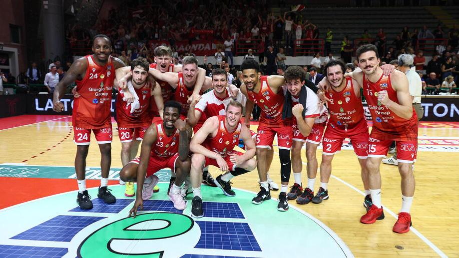 La Tesi dopo la vittoria con Cantù