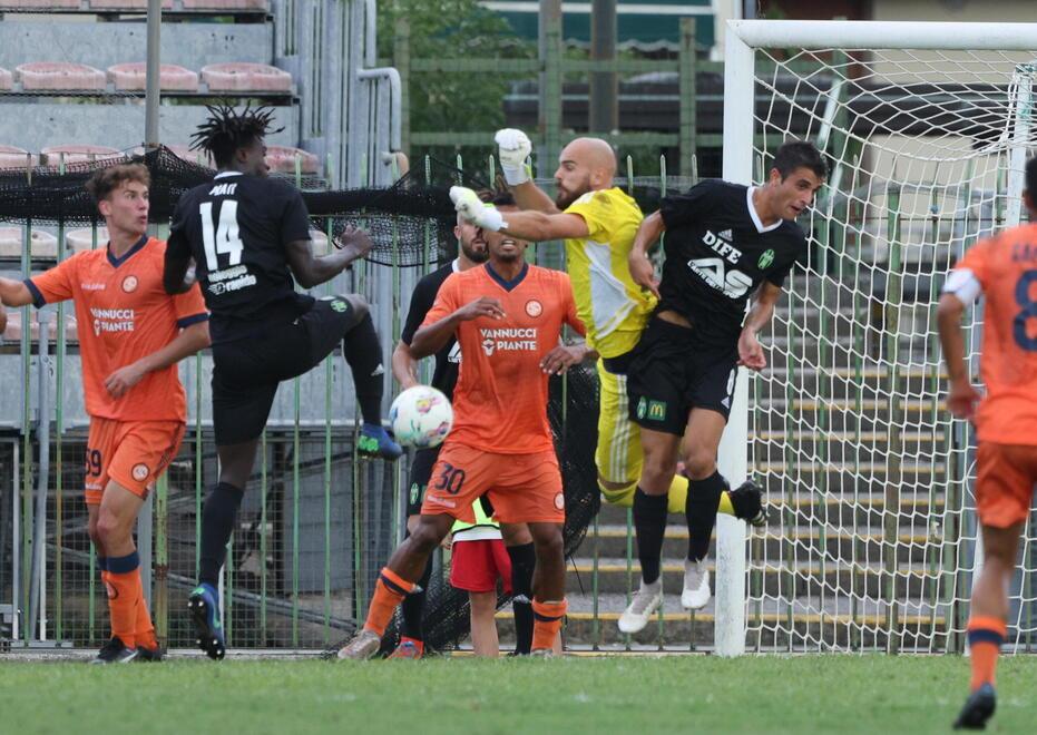 Un’uscita del portiere dell’Aglianese Andrea Spurio (foto Nucci)