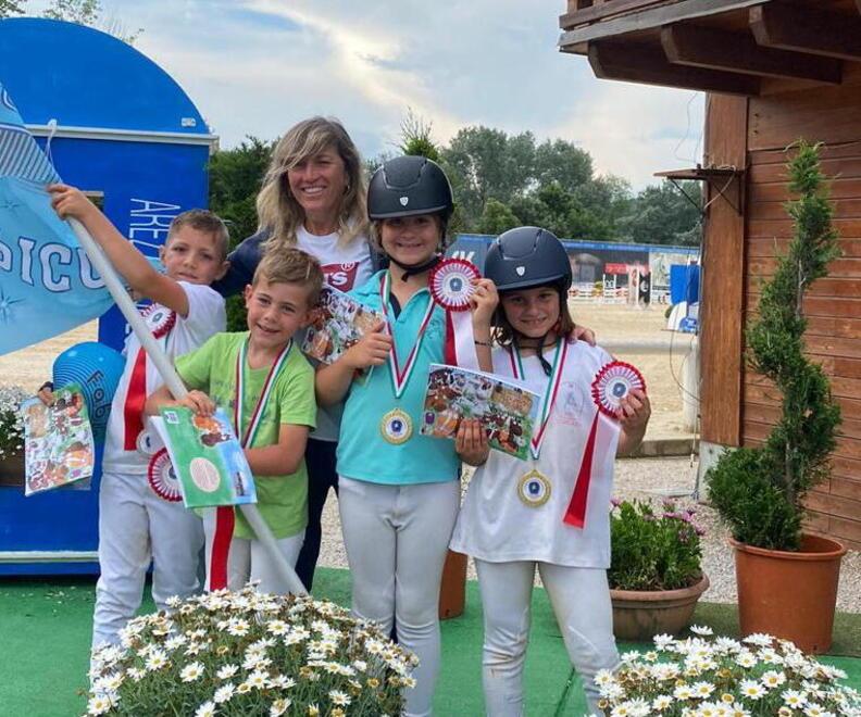 Atlete ed atleti del Centro Ippico Apuano che hanno gareggiato ad Arezzo
