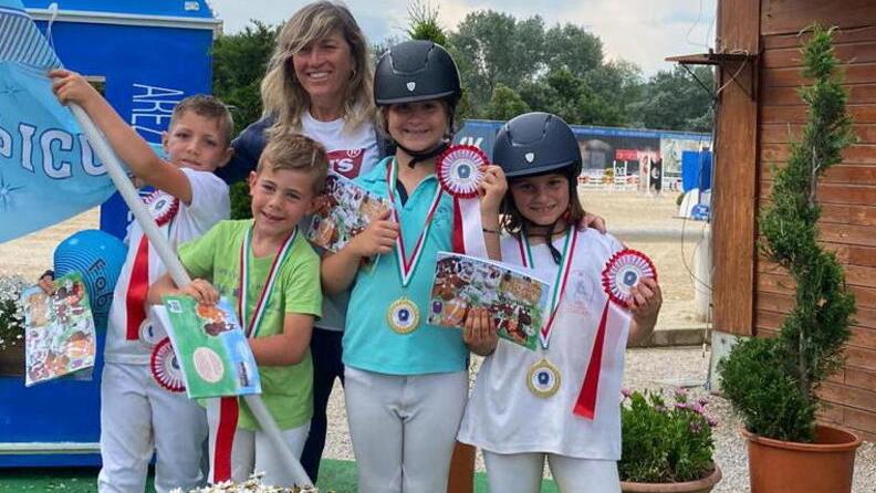 Atlete ed atleti del Centro Ippico Apuano che hanno gareggiato ad Arezzo
