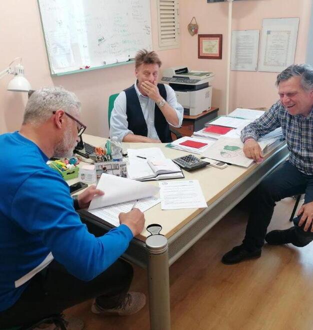 Sergio Silva nel giorno del rinnovo del contratto con la società Follonica Hockey davanti al presidente Massimo Pagnini
