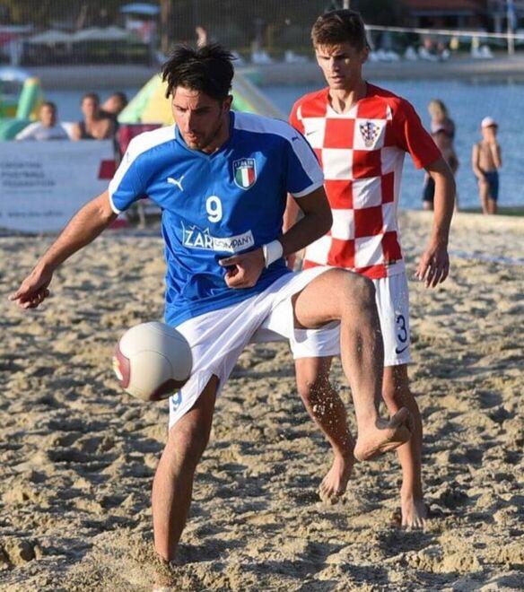Ferrini in azione con la maglia della Nazionale di Beach Soccer