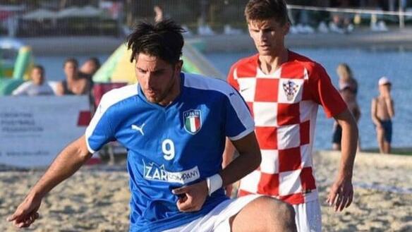 Ferrini in azione con la maglia della Nazionale di Beach Soccer