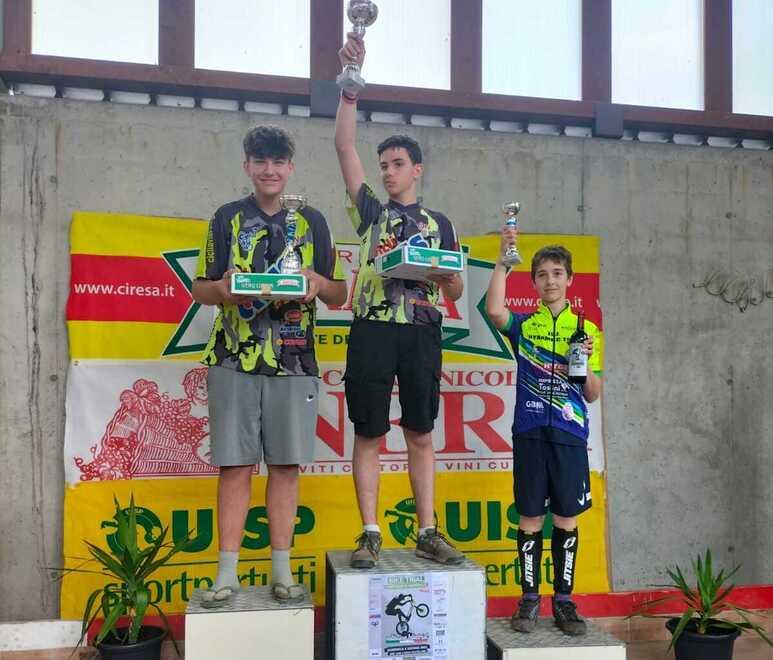 Lorenzo Genovesi alza al cielo la coppa del primo classificato dopo la vittoria ottenuta nella categoria Hobby Verde sul percorso misto di Faedo Valtellino in provincia di Sondrio