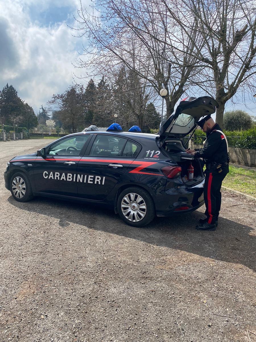 Castelnovo Monti, lo fa cadere dalla bici poi lo minaccia con una mazza: denunciato un 70enne