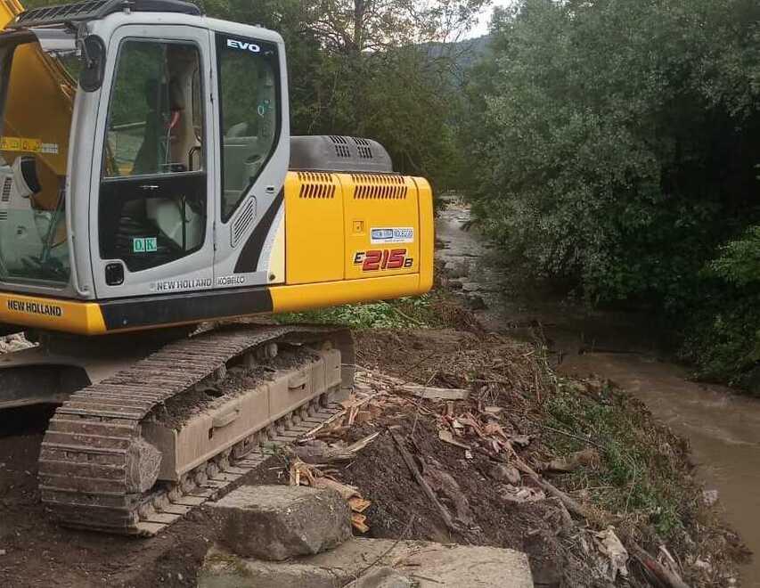 Castelnovo Monti, cede la riva del rio Spirola a pochi metri dalla provinciale 9