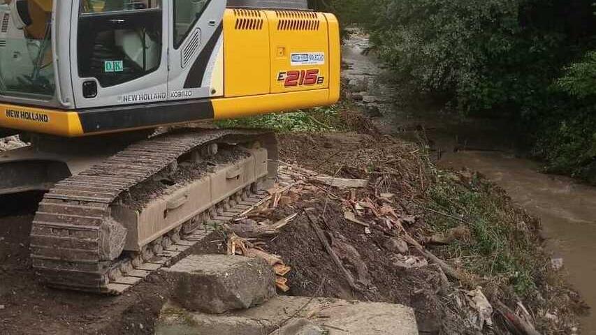 Castelnovo Monti, cede la riva del rio Spirola a pochi metri dalla provinciale 9