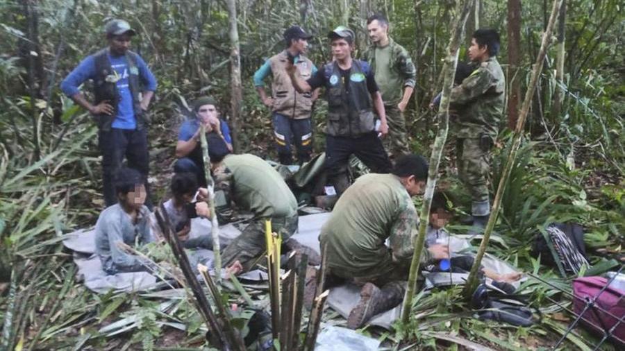 Colombia, 4 bambini ritrovati vivi dopo 40 giorni nella giungla: sono sopravvissuti a un incidente aereo