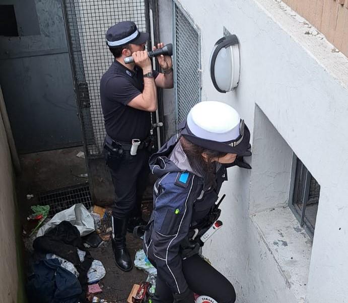 Modena, controlli della polizia locale da viale Gramsci alle ex Fonderie: trovata una donna che doveva scontare 4 anni di carcere