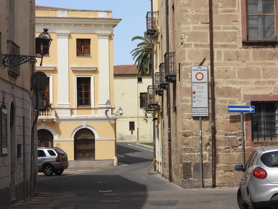 
	Uno dei punti di accesso alla zona a traffico limitato del centro storico di Oristano

