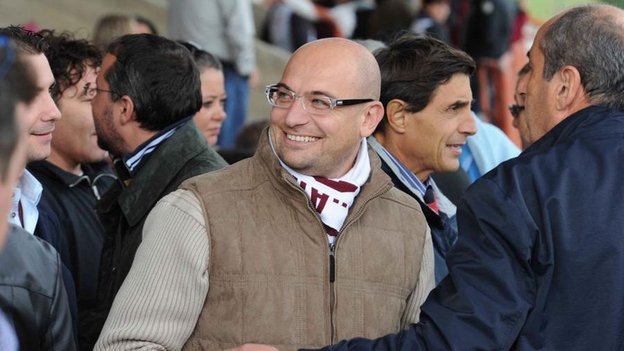 
	Simone Millozzi allo stadio con la sciarpa del Pontedera: dopo dieci anni da sindaco della citt&agrave; diventer&agrave; presidente della squadra di calcio (Foto di Franco Silvi)

