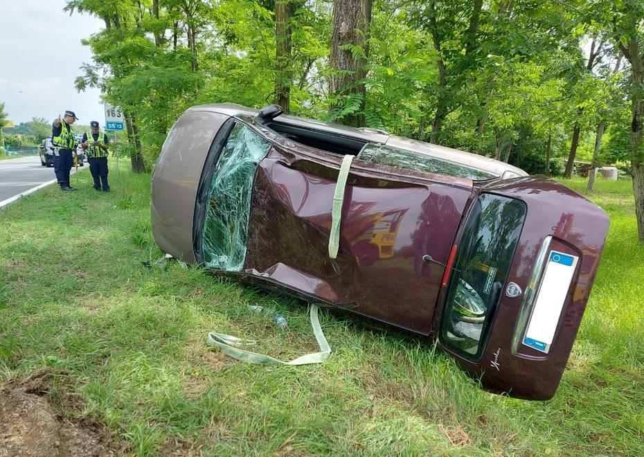 Maranello, auto si cappotta lungo l’Estense: ferita donna di 35 anni