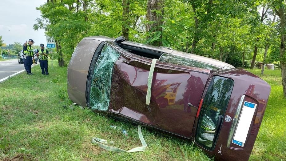 Maranello, auto si cappotta lungo l’Estense: ferita donna di 35 anni
