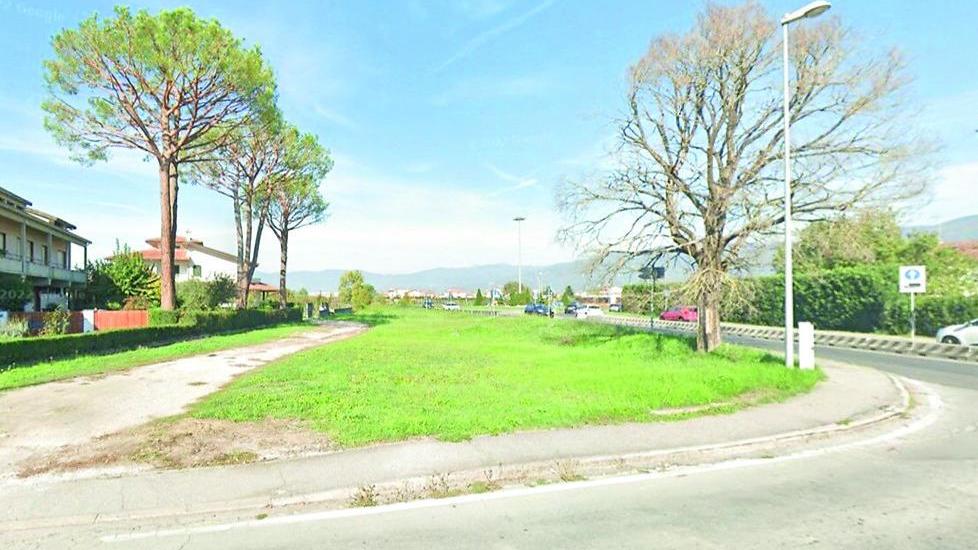 Agliana, minacciata con un coltello, aggredita in auto e violentata