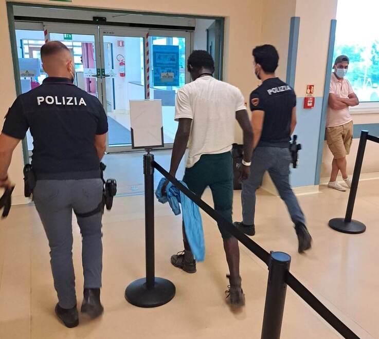 Modena, caos al Pronto soccorso: giovane picchia tutti e ferisce guardia giurata 