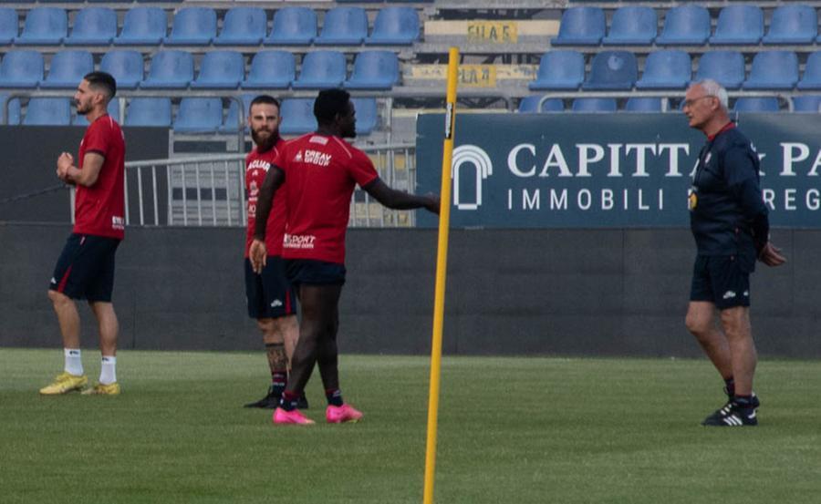 
	Ranieri parla con Luvumbo durante un allenamento all'Unipol Domus, con loro anche Nandez

