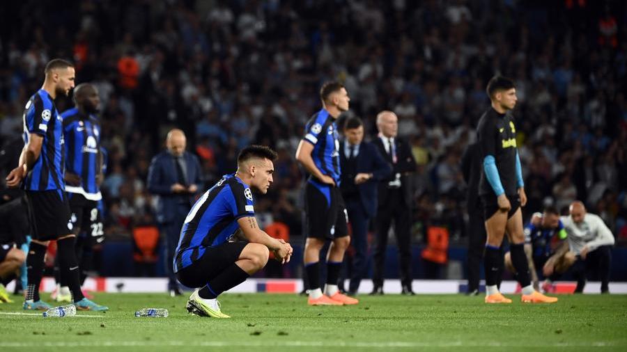 La delusione dei giocatori dell'Inter al termine della finale di Champions League (foto LaPresse)