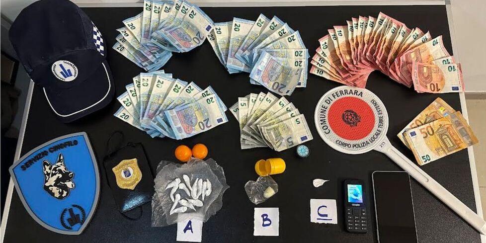 Ferrara, in casa ovuli di cocaina e quasi mille euro in contanti
