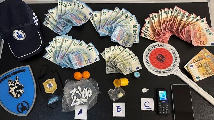 Ferrara, in casa ovuli di cocaina e quasi mille euro in contanti