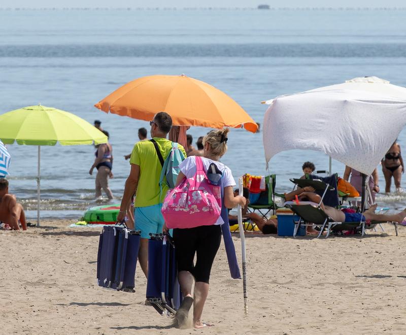 Lidi, poca spiaggia libera e corsa all’alba per i posti
