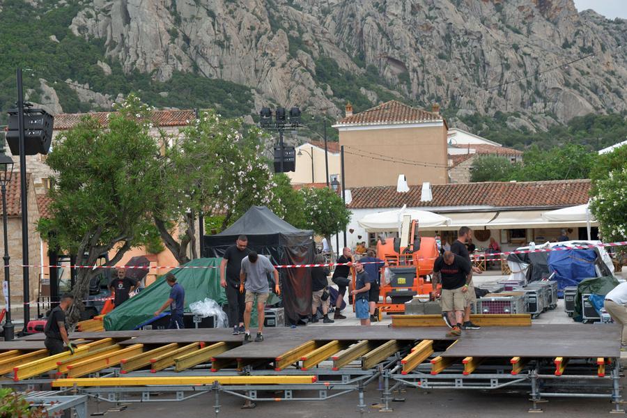 No sardi, sì party: il retrogusto amaro dell’essere ospiti in casa propria