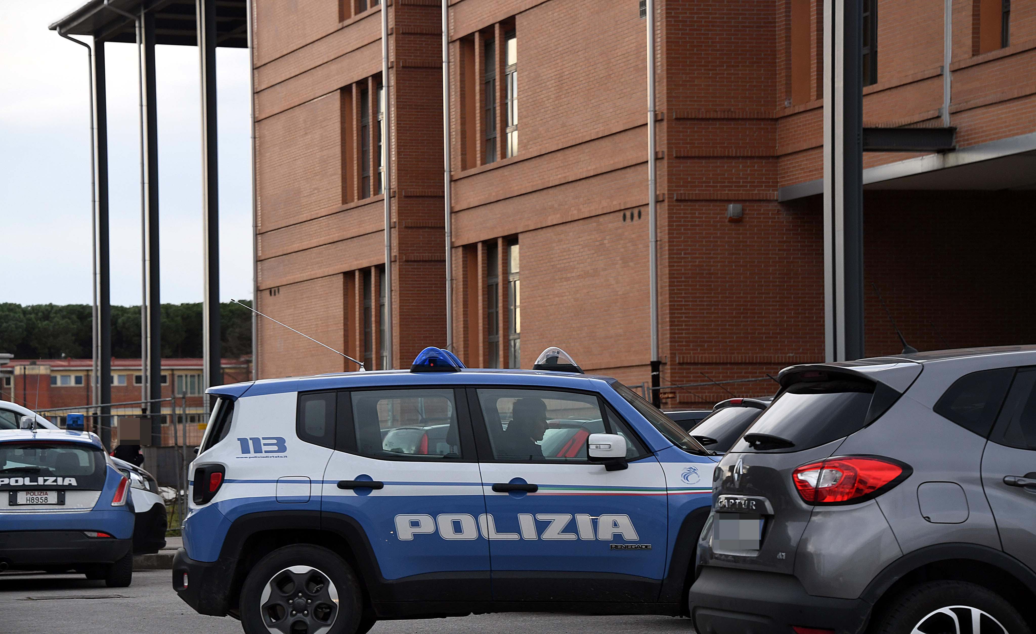Poliziotti al Villaggio Scolastico durante un controllo di routine