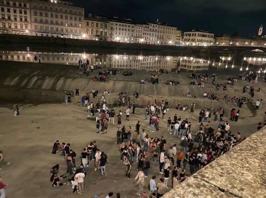 Firenze, festa dei collettivi nella zona proibita dell’Arno: scoppia la polemica