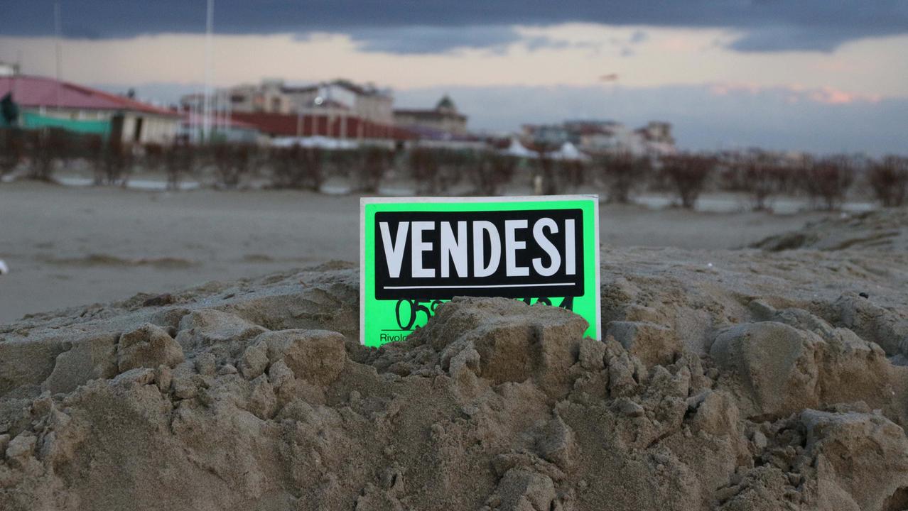 Effetto aste: i prezzi degli stabilimenti balneari della Versilia crollano