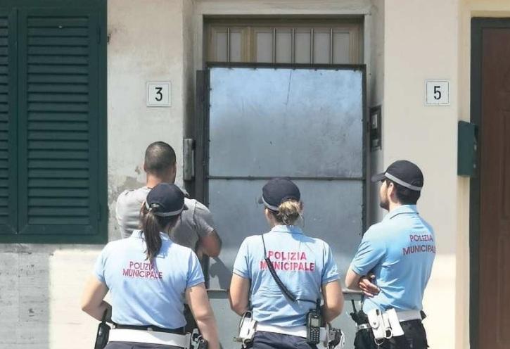 Livorno, appena sgomberati dalle Sorgenti rioccupano una casa popolare vicino alla stazione